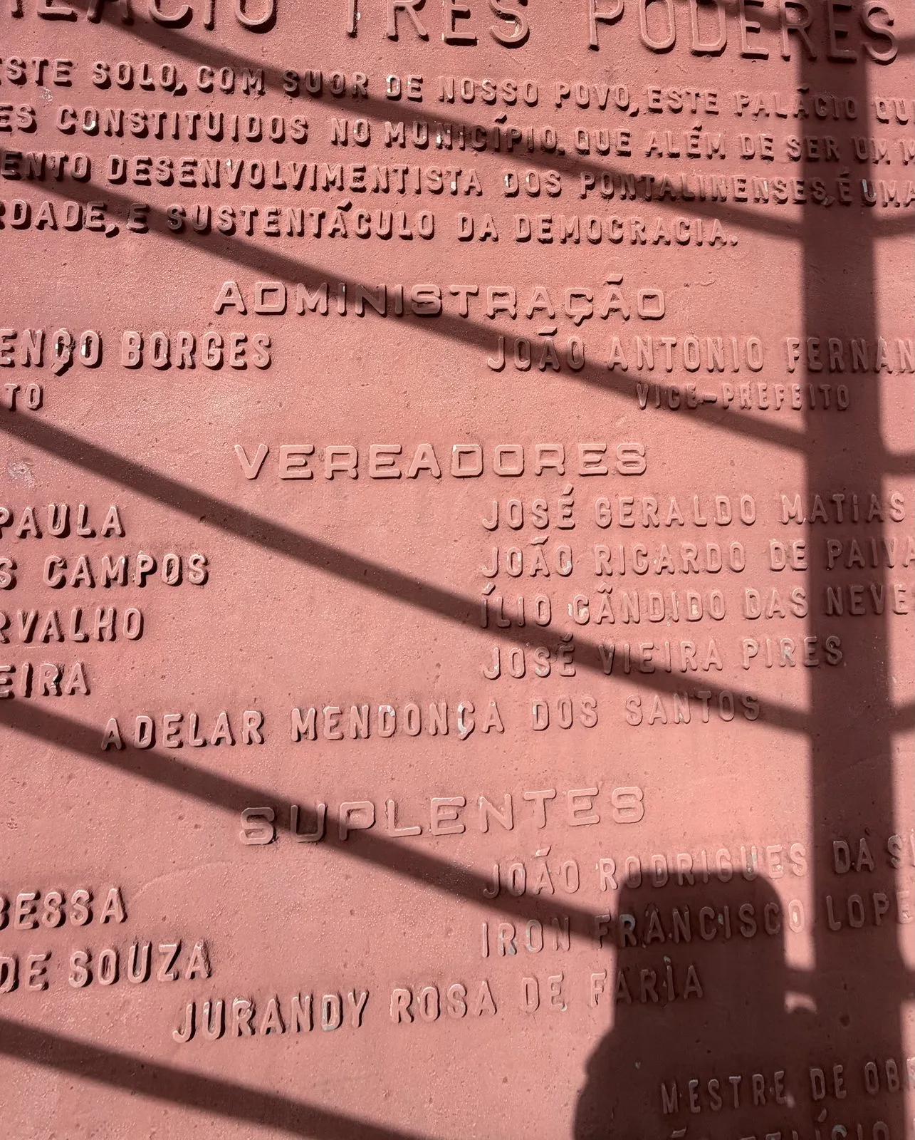 Placa do Palácio Três Poderes de Pontalina com o nome de José Vieira Pires entre os vereadores de 1988
